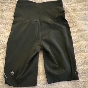 Base Pace High-Rise Reflective Short 8" in Smoked Spruce